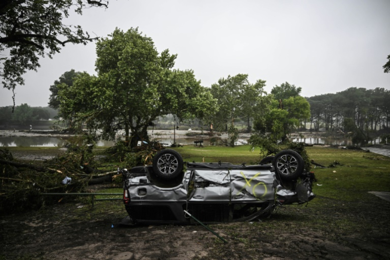 Vue d'une voiture renversée et endommagée après les inondations meurtrières qui ont dévasté la ville de Hunt, Texas, Etats-Unis, le 5 juin 2025 ( AFP / RONALDO SCHEMIDT )