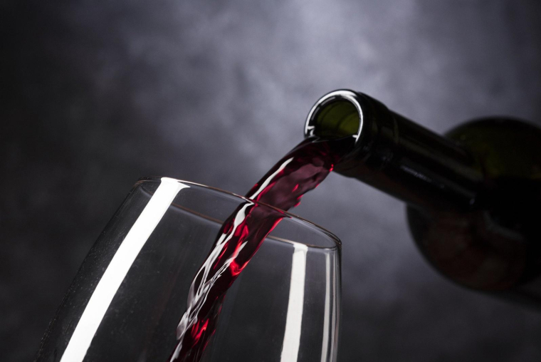 Nicolas baisse les prix de 150 références pour attirer de nouveaux clients. (illustration) (Vinotecarium / Pixabay)