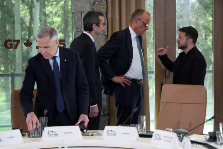 Le président ukrainien Volodymyr Zelensky s'entretient avec le chancelier allemand Friedrich Merz lors du G7 à Kananaskis le 1è juin 2025 ( AFP / Ludovic MARIN )