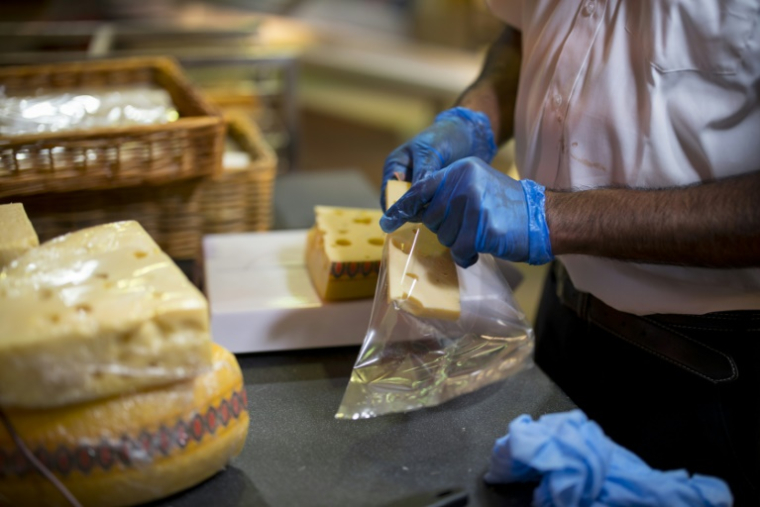 Le marché américain représente 25.000 tonnes de fromages, principalement de l'emmental et du brie et quelques AOP ( AFP / TOLGA AKMEN )