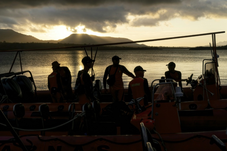 Les sauveteurs recherchent les victimes disparues après le naufrage d'un ferry dans les eaux au large de Bali en Indonésie, le 4 juillet 2025 ( AFP / Dicky Bisinglasi )