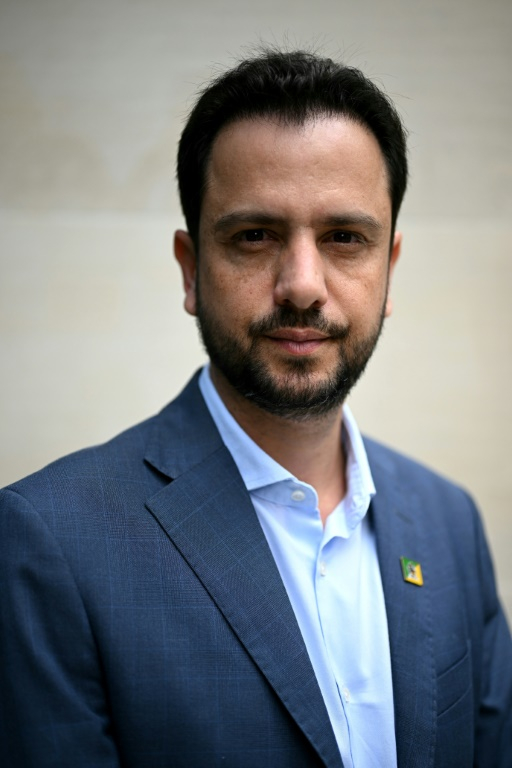 Le maire de la ville brésilienne de Mariana Juliano Duarte à Londres, au Royaume-Uni, le 2 juillet 2025, en marge d'une audience dans une procédure en réparation dans la capitale britannique après la rupture du barrage minier de Fundao en 2015. ( AFP / Ben STANSALL )