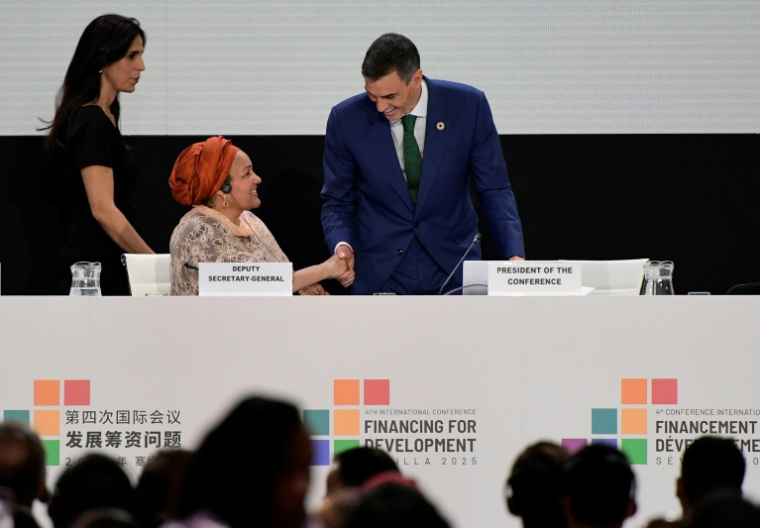 Le premier ministre espagnol Pedro Sanchez (D) avec la vice-secrétaire générale de l'ONU Amina Mohammed lors de la rencontre de quatre jours organisée dans le sud de l'Espagne. ( AFP / CRISTINA QUICLER )