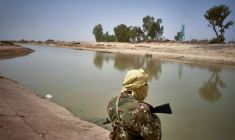 Un soldat malien patrouille à Konna le 20 mars 2021 ( AFP / MICHELE CATTANI )