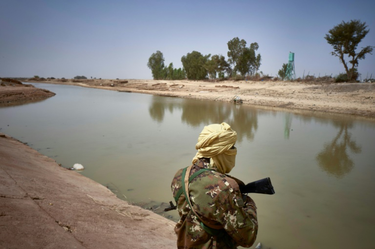 Un soldat malien patrouille à Konna le 20 mars 2021 ( AFP / MICHELE CATTANI )