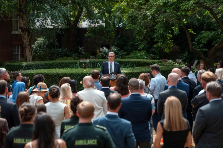 Le Premier ministre britannique Keir Starmer reçoit des employés du secteur public, au 10 Downing Street, à Londres, le 1er juillet 2025 ( POOL / Carl Court )