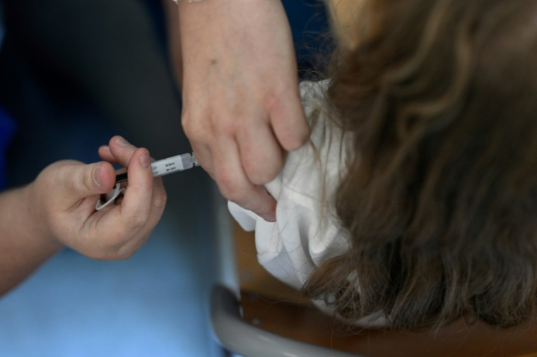 Une infirmière injecte à une collégienne une dose de vaccin contre le papillomavirus humain (HPV) à Vern-sur-Seiche, dans la banlieue de Rennes, le 9 octobre 2023 ( AFP / Damien MEYER )