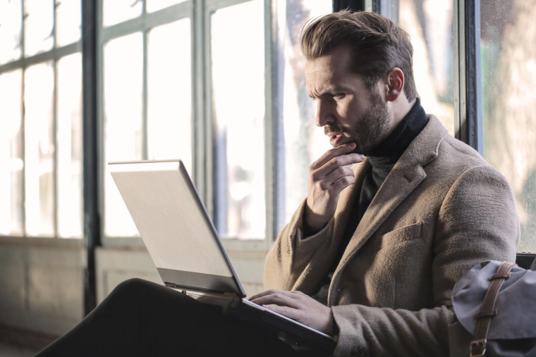 un homme s'interroge (Crédits: Unsplash - bruce mars)
