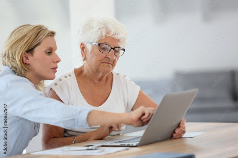 Déclarer ses revenus n'est pas une mince affaire, même depuis la mise en place de la déclaration pré-remplie (Crédit photo: © goodluz - stock.adobe.com)