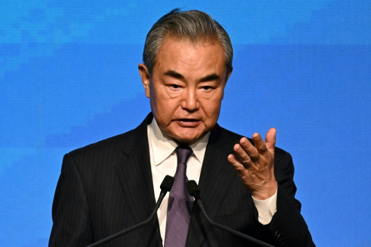 Le ministre chinois des Affaires étrangères, Wang Yi, prend la parole lors de la cérémonie de signature de la Convention sur la création de l'Organisation internationale pour la médiation (IOMed) à Hong Kong, le 30 mai 2025 ( AFP / Peter PARKS )
