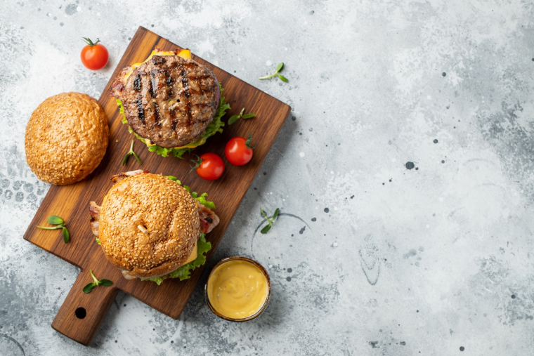 Faire des hamburgers maison est un bon moyen de faire plaisir aux enfants