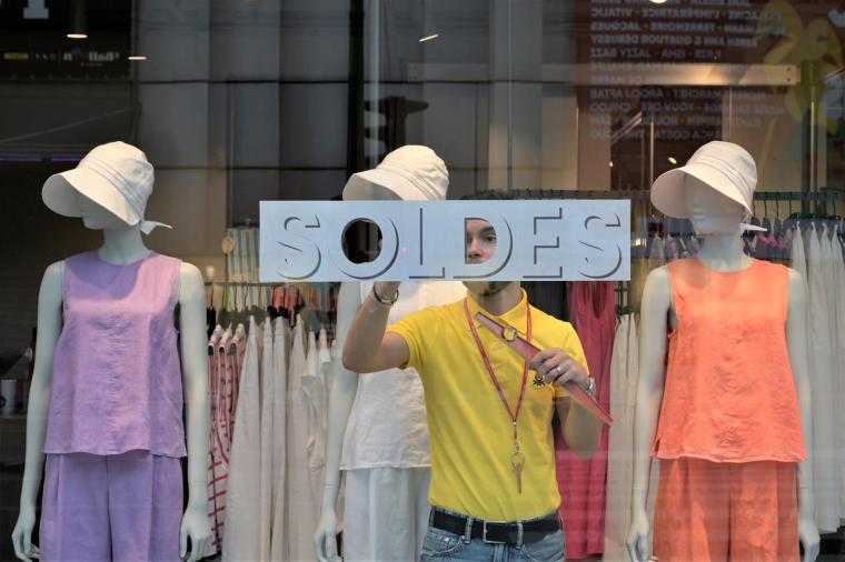Une enseigne lance la saison des soldes le 22 juin 2022 à Paris. ( AFP / STRINGER )