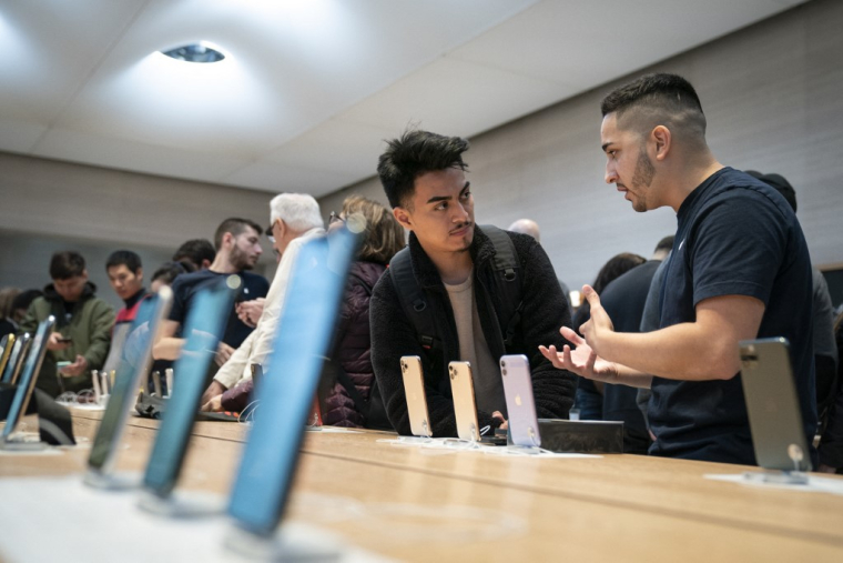 L’État mettra en place en 2024 un bonus réparation de 25 euros pour inciter les particuliers à faire réparer leurs écrans de smartphones cassés. ( GETTY IMAGES NORTH AMERICA / DREW ANGERER )