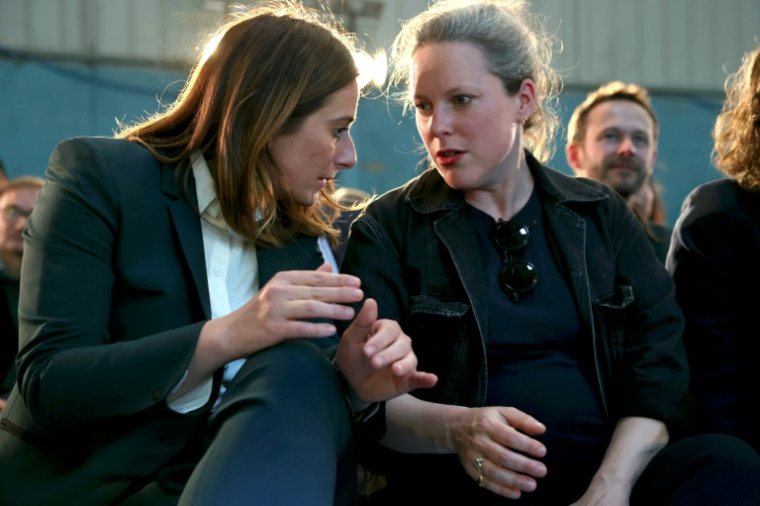La dirigeante écologiste Marine Tondelier (g) et l'économiste Lucie Castets, au congrès des Ecologistes, à Pantin, le 26 avril 2025 ( AFP / Alain JOCARD )