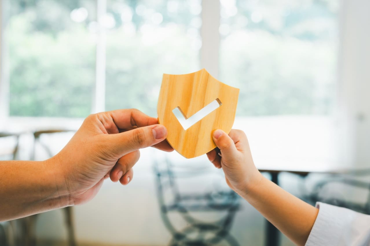 (Parent et enfant bien protégés à la rentrée grâce à la responsabilité civile et l'attestation scolaire - Crédits photo : Adobe Stock)