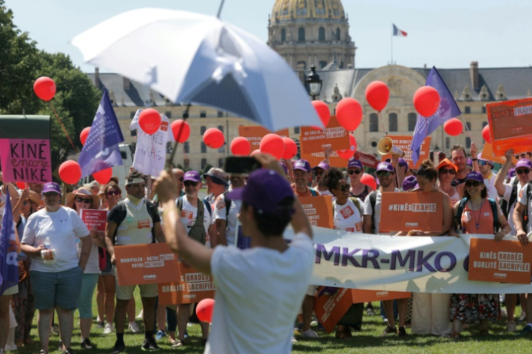 Manifestation de soignants libéraux à Paris, le 1er juillet 2025 ( AFP / Thomas SAMSON )