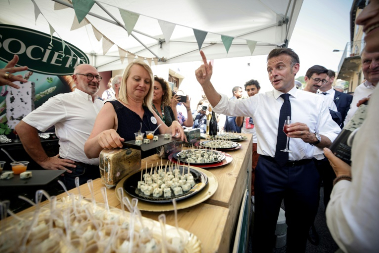 Le président de la République Emmanuel Macron, au centre, lors de son déplacement à Roquefort-sur-Soulzon, dans l'Aveyron, le 3 juillet 2025 ( POOL / Valentine CHAPUIS )