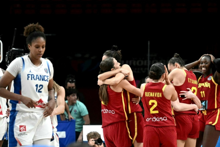 La Française Iliana Rupert (premier plan) et la joie des Espagnoles après la demi-finale de l'Euro de basket entre le France et l'Espagne au Pirée (Grèce) le 27 juin 2025 ( AFP / Angelos Tzortzinis )