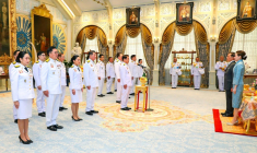 Un nouveau gouvernement a prêté serment devant le roi de Thaïlande Maha Vajiralongkorn (2e à droite) et la reine Suthida (à droite), lors d'une cérémonie dans un palais royal de Bangkok, le 3 juillet 2025 ( Royal Household Bureau / Handout )