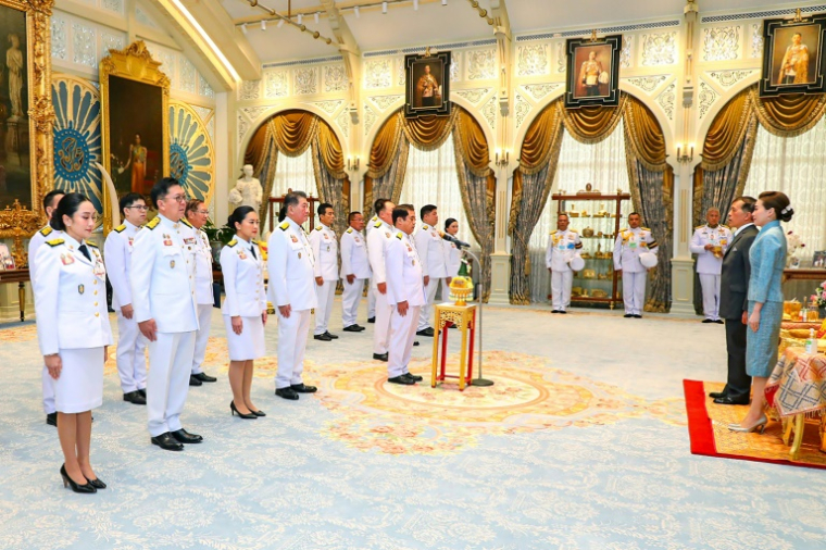 Un nouveau gouvernement a prêté serment devant le roi de Thaïlande Maha Vajiralongkorn (2e à droite) et la reine Suthida (à droite), lors d'une cérémonie dans un palais royal de Bangkok, le 3 juillet 2025 ( Royal Household Bureau / Handout )