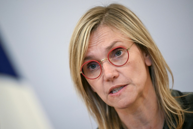La ministre française de la Transition écologique Agnès Pannier-Runacher, s'adresse aux journalistes après une réunion interministérielle sur la canicule, au ministère de l'Intérieur Place Beauvau à Paris le 29 juin 2025 ( AFP / Julie SEBADELHA )