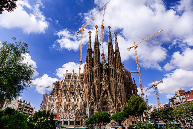 Le chantier de la basilique de la Sagrada Familia, édifice emblématique de Barcelone imaginé par l'architecte Antoni Gaudi, ne pourra pas être achevé en 2026 comme prévu (Crédits photo : Unsplash - Sung Shin )