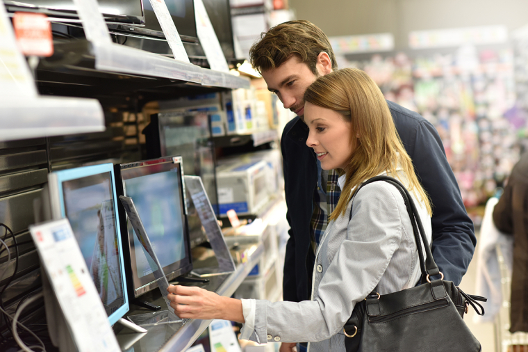 (Crédits photo : Adobe Stock - Couple achetant un appareil connecté pendant le Black Friday)