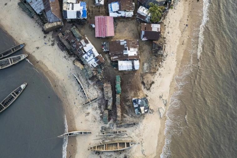 Vue aérienne de l'île de Plantain menacée de disparaître à cause de la montée des eaux, le 29 avril 2025 au large de la Sierra Leone ( AFP / PATRICK MEINHARDT )