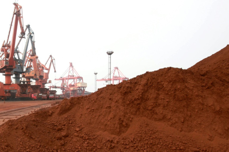 De la terre contenant diverses terres rares en attente de chargement sur un navire dans un port à Lianyungang, dans la province du Jiangsu, à l'est de la Chine, le 5 septembre 2010 ( AFP / STR )
