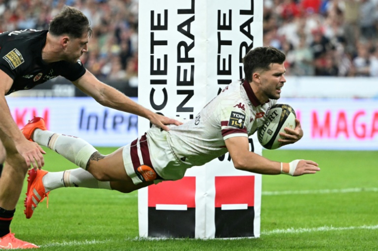 Mathieu Jalibert marque pour l'UBB à Saint-Denis le 29 juin 2025 ( AFP / Julie SEBADELHA )