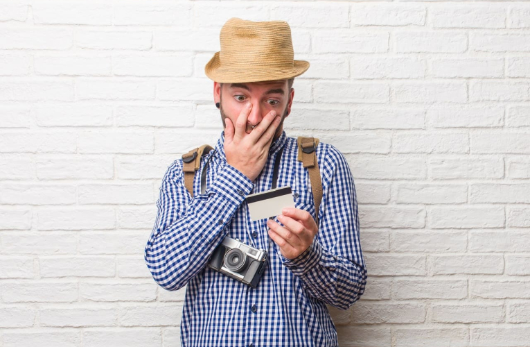 (Vacancier découvrant une mauvaise surprise avec sa carte bancaire utilisée à l'étranger - Crédits photo : Adobe Stock)