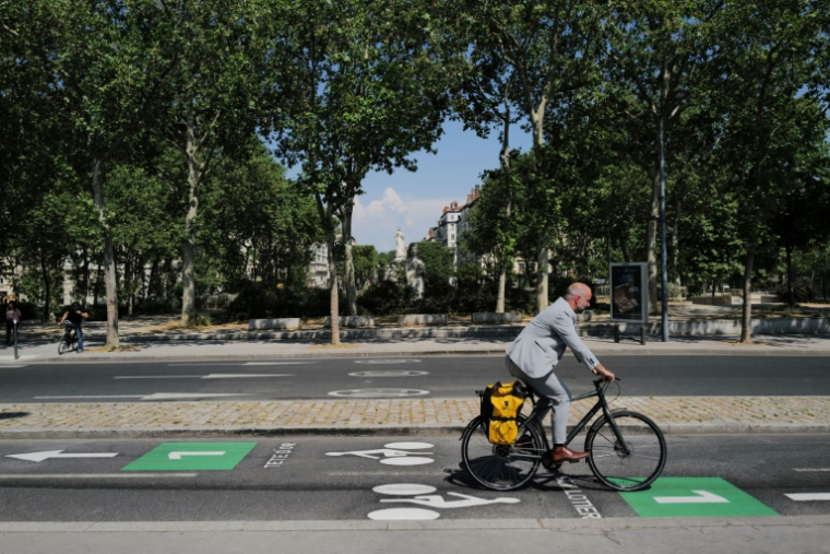 Un cycliste à Lyon le 2 juin 2023 ( AFP / OLIVIER CHASSIGNOLE )
