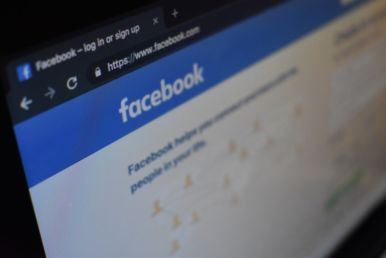 "Les sociétés avec des offres de publicité en ligne comme Facebook et Snapchat souffrent davantage que prévu des changements apportés en matière de vie privée qui rendent plus difficile la publicité ciblée." (Crédits photo : Unsplash - Kon Karampelas )