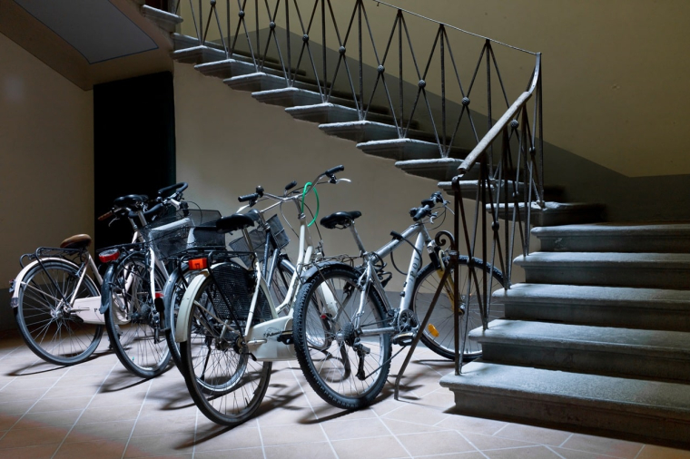 Quelles sont les règles pour stationner votre vélo en copropriété ? (Crédits: Adobe Stock)