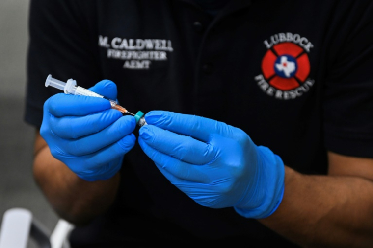 Un soignant prépare un vaccin contre la rougeole dans un centre de santé à Lubbock, au Texas, le 27 février 2025 ( AFP / RONALDO SCHEMIDT )