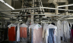 Pressings et blanchisseries, qui utilisent des machines particulièrement génératrices de chaleur, doivent adapter leur mode de travail et leurs horaires pour mieux supporter les fortes chaleurs de l'été et leurs pics caniculaires ( AFP / Robyn Beck )
