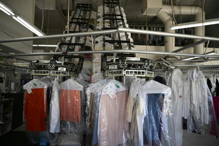 Pressings et blanchisseries, qui utilisent des machines particulièrement génératrices de chaleur, doivent adapter leur mode de travail et leurs horaires pour mieux supporter les fortes chaleurs de l'été et leurs pics caniculaires ( AFP / Robyn Beck )