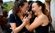 Des lycéennes se congratulent après avoir consulté leurs résultats de baccalauréat au lycée Vaclav Havel de  Bègles, près de Bordeaux, le 4 juillet 2025 ( AFP / Christophe ARCHAMBAULT )