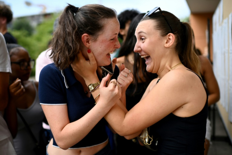 Des lycéennes se congratulent après avoir consulté leurs résultats de baccalauréat au lycée Vaclav Havel de Bègles, près de Bordeaux, le 4 juillet 2025 ( AFP / Christophe ARCHAMBAULT )