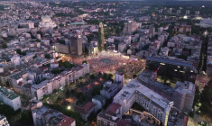 Vues aériennes nocturnes de dizaines de milliers de manifestants dans le centre de Belgrade
