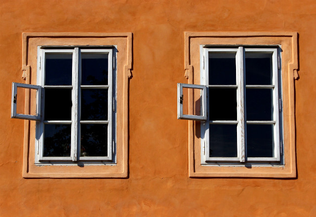 C'est la grogne du côté des professionnels du bâtiment. en cause la fin du crédit d'impôt pour changer de fenêtres. (Crédits:Pixabay Martin Harry)