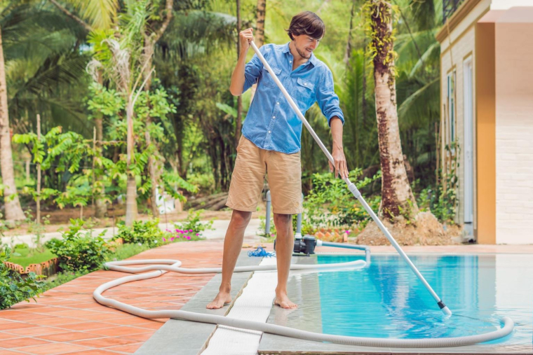 Il est important de prendre soin de sa piscine ou de trouver des stratégies pour réduire le coût d’entretien. ( crédit photo : Shutterstock )
