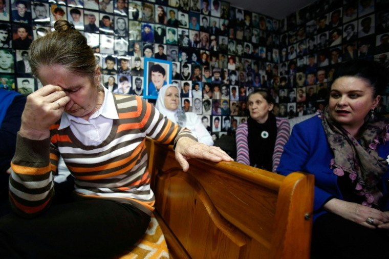 Des femmes bosniaques musulmanes, survivantes du massacre de Srebrenica en juillet 1995, assistent en direct à la télévision au verdict du procès de l'ancien dirigeant serbe Radovan Karadzic, à Tuzla, le 24 mars 2016 ( AFP / STR )