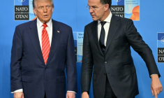 Le président américain Donald Trump (G) pose pour une photo avec le secrétaire général de l'Otan Mark Rutte (D) pendant le sommet de l'Alliance atlantique à La Haye, le 25 juin 2025 ( AFP / NICOLAS TUCAT )