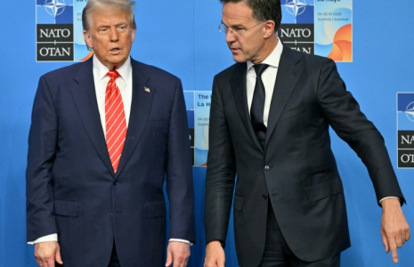Le président américain Donald Trump (G) pose pour une photo avec le secrétaire général de l'Otan Mark Rutte (D) pendant le sommet de l'Alliance atlantique à La Haye, le 25 juin 2025 ( AFP / NICOLAS TUCAT )