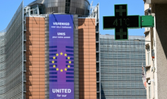 Un thermomètre de pharmacie affiche 41°C, avec en arrière-plan le siège de la Commission européenne, à Bruxelles, le 23 juin 2025 ( AFP / Nicolas TUCAT )