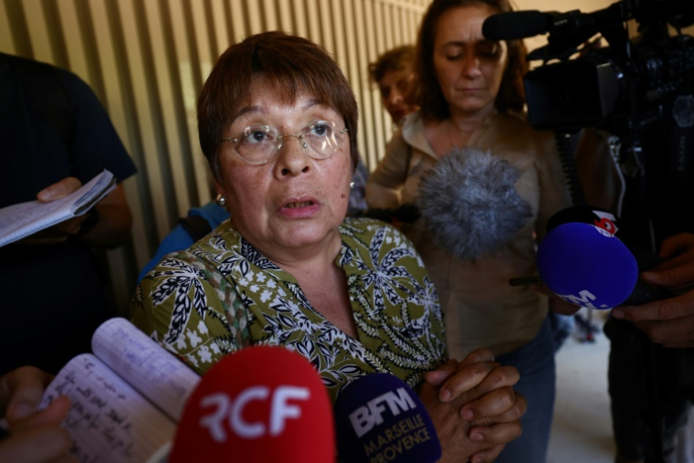 Liliana Lalonde, mère de Julien Lalonde, disparu lors de l'effondreement de deux immeubles de la rue d'Aubagne à Marseille, s'exprime devant la presse Palais de justice de la ville, le 7 juillet 2025 ( AFP / CLEMENT MAHOUDEAU )