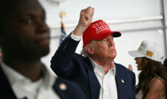 Le président américain Donald Trump visite un centre de rétention pour migrants à Ochopee, en Floride, le 1er juillet 2025 ( AFP / ANDREW CABALLERO-REYNOLDS )
