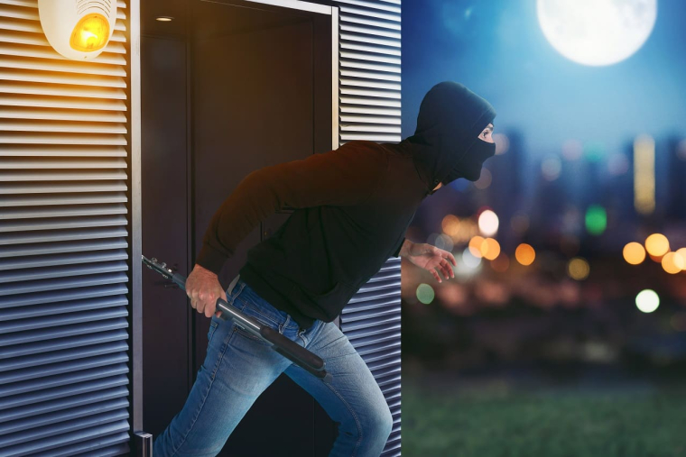 (Comment faire en sorte que les cambrioleurs repartent bredouilles de chez vous grâce à des bons réflexes et à des équipements ? - Visuel Adobe Stock)