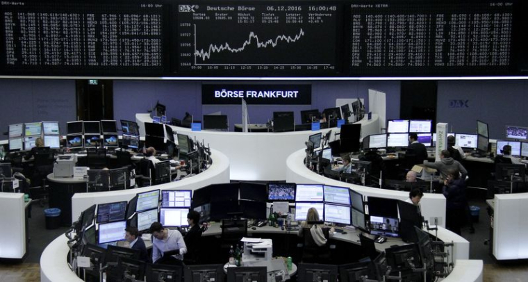 Des traders devant le tableau de l'indice DAX